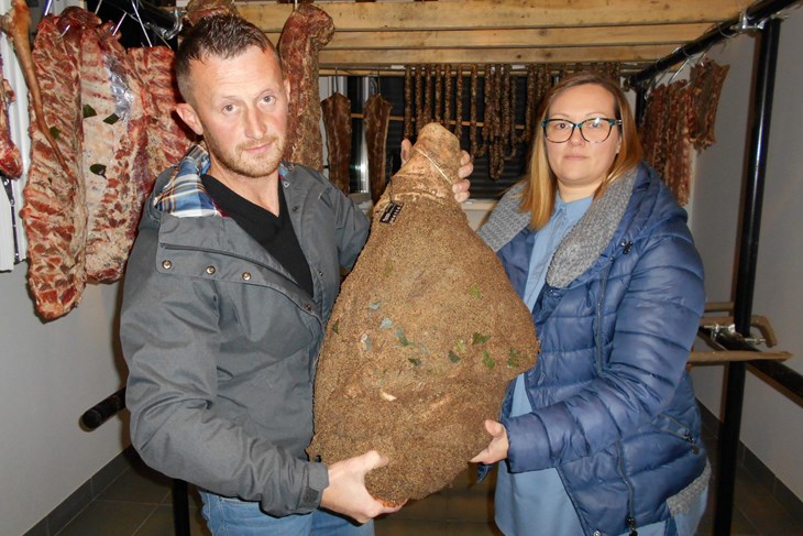 Edi i Tamara Turčinović s friško nasoljenim pršutom (Snimio Davor ŠIŠOVIĆ)