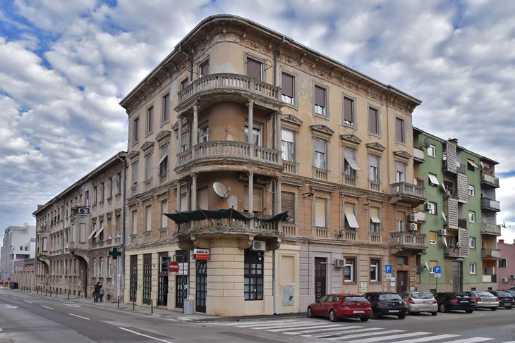 Prekrasna zgrada na frekventnom uglu Rovinjske i Marulićeve, nadomak centra grada (Snimio Duško Marušić Čiči)