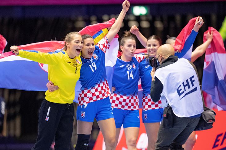 Tana Japundža druga s lijeva, s brojem 19