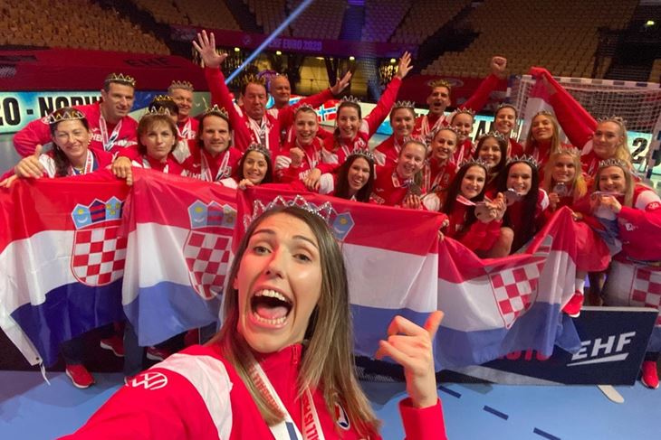 Ćamila Mičijević i suigračice