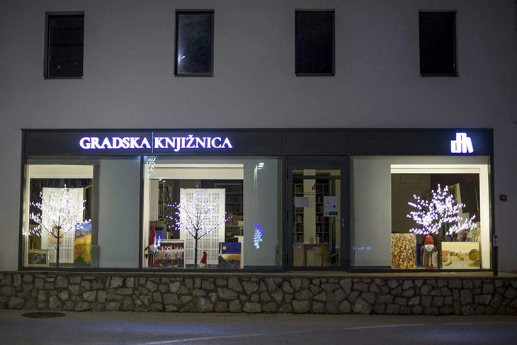 Izložba slika u izlogu nove buzetske Gradske knjižnice (Snimio: Saša NIKOLIĆ)