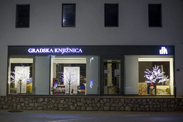 Izložba slika u izlogu nove buzetske Gradske knjižnice (Snimio: Saša NIKOLIĆ)