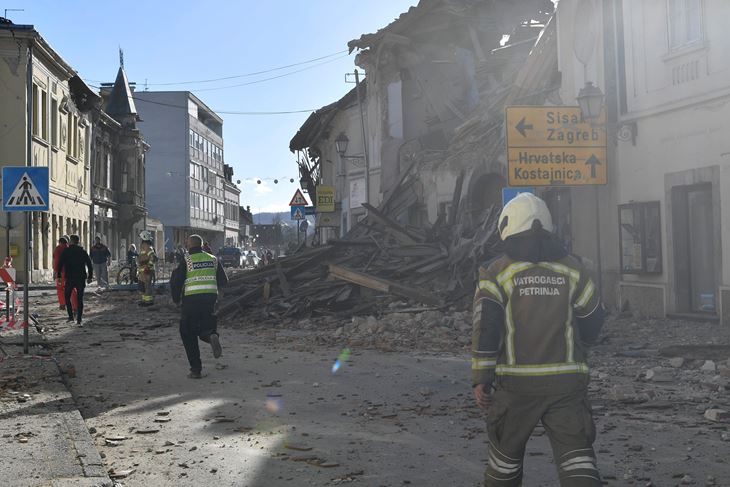 Petrinja, 291220. Katastrofalni potres jacine 6.3 pogodio je Petrinju, osjetio se u vecini zemlje. Na fotografiji: ulice nakon potresa. Foto: Damir Krajac / CROPIX