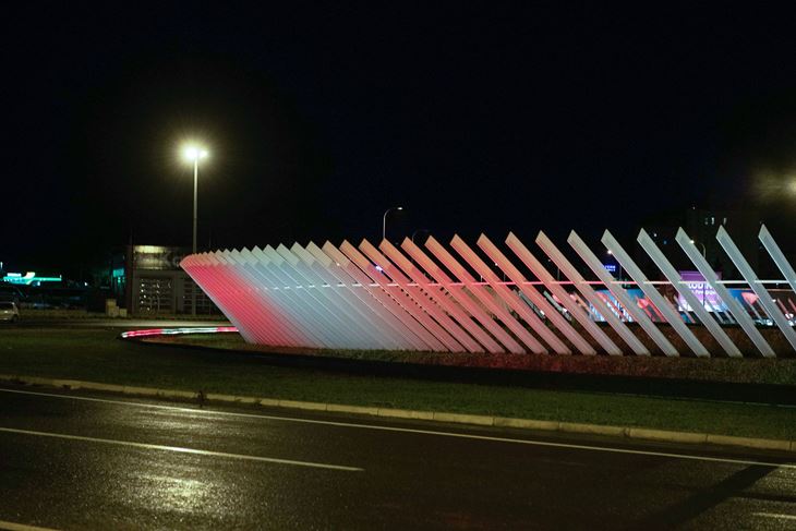 Pula bojama Petrinje odaje počast žrtvama potresa (Foto: Grad Pula)