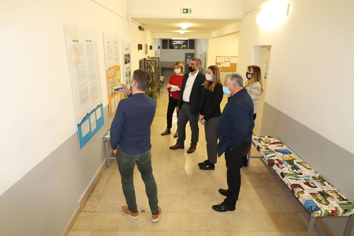 Uoči svečanog otvaranja izložbe, kada to dopuste prilike, projekt je predstavljen predstavnicima Grada Rovinja na čelu s gradonačelnikom Markom Paliagom