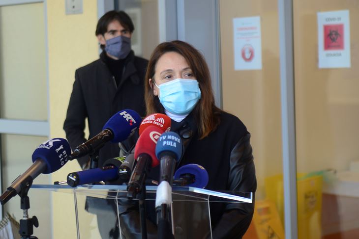 Cijepila se i ravnateljica dr. Irena Hrstić (Snimio Dejan Štifanić)