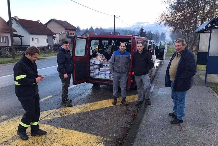DVD Kršan te udruga Čepljonske maškare sinoć su prikupili hranu i kućne potrepštine za pomoć stanovništvu u mjestima koje je zahvatio potres