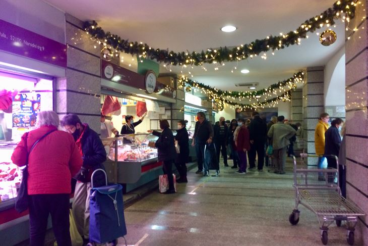 Predblagdanska kupovina na pulskoj tržnici (Snimila Borka Petrović)