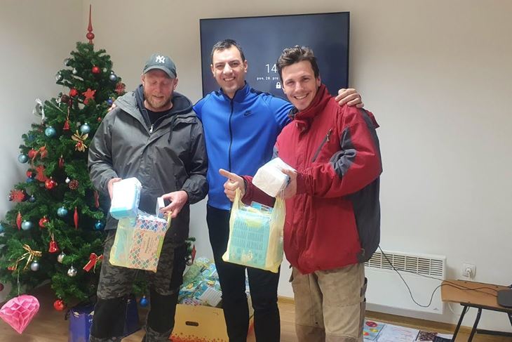 Pula Mjesni odbor Valdebek bozicni darovi za mlade oceve