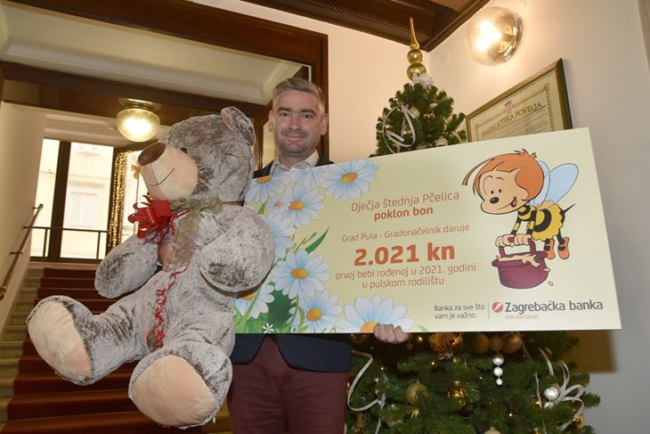 Boris Miletić sa simboličnim čekom za prvu bebu u pulskom rodilištu 2021.
