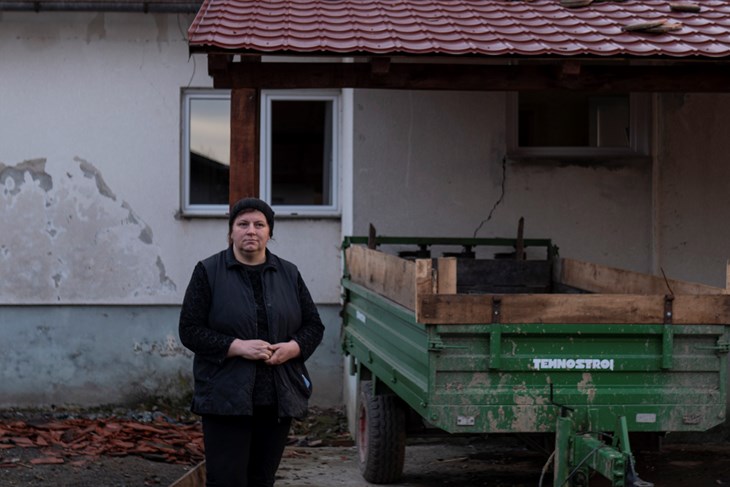 Ljubica Gregurić ispred oštećene kuće