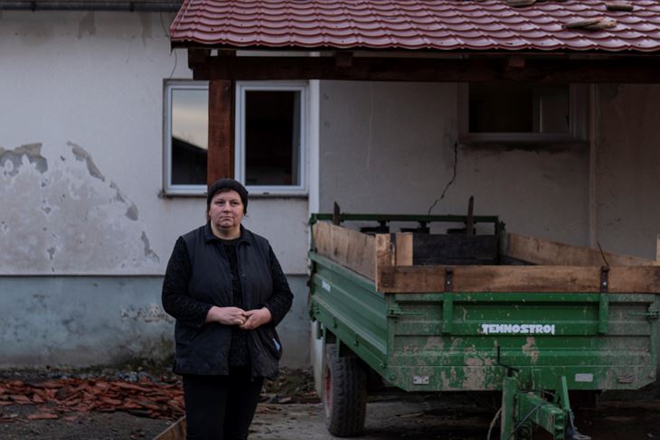 Ljubica Gregurić ispred oštećene kuće