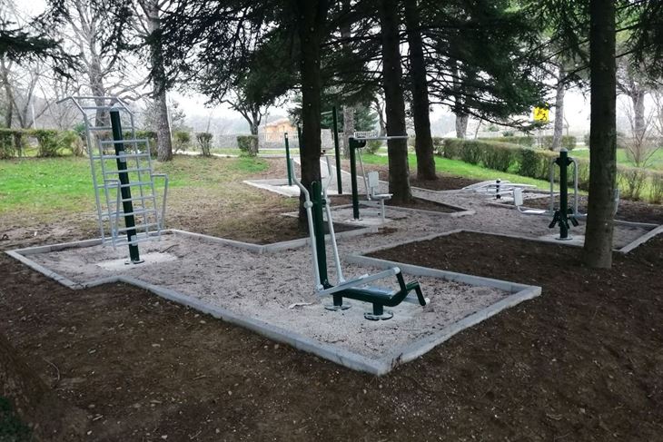 Postavljeno je trovisinsko vratilo, dvostruke ljestve, sjedalo za povlačenje, dvostruka fitness klupa, eliptični trenažer i sjedalo za odguravanje