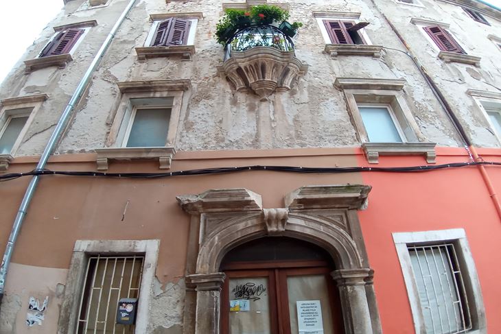 Kameni ulazni portal i balkon još podsjećaju na slavnu prošlost danas zapuštenog kulturnog dobra (Snimila Duška Palibrk)