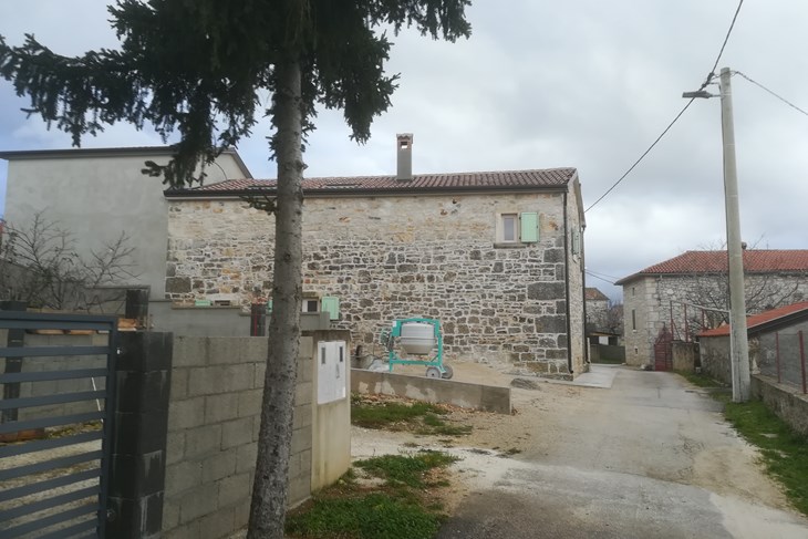 Sporno privatno parkiralište nalazi se na javnom dobru (Snimio Anđelo Dagostin)