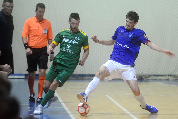 ŽELJNO IŠČEKUJE OGLED S FUTSAL PULOM - Elvir Husarić u dvoboju s Robertom Grbićem (Snimio Dejan Štifanić)