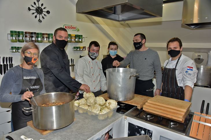 Ekipa koja je danas kuhala u pulskom Gastro klubu (Snimio Duško Marušić Čiči)