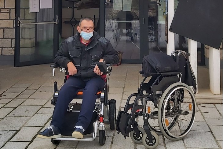 Goran Brava s oduševljenjem je primio dar (Snimila: Patricija Softić)