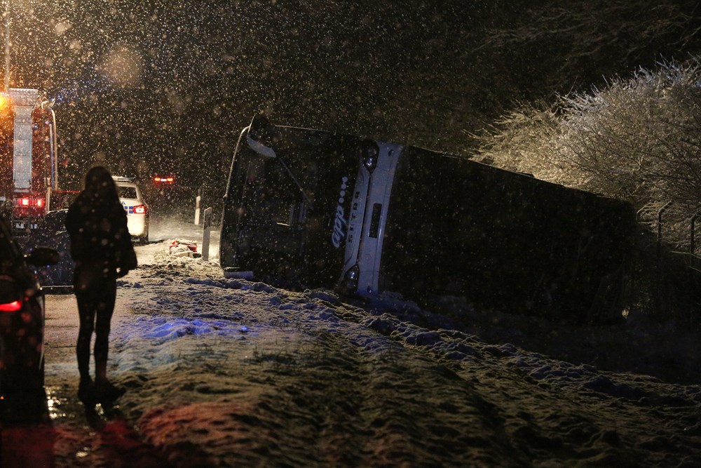 Prevrnuti autobus kod Jastrebarskog / (CROPIX)