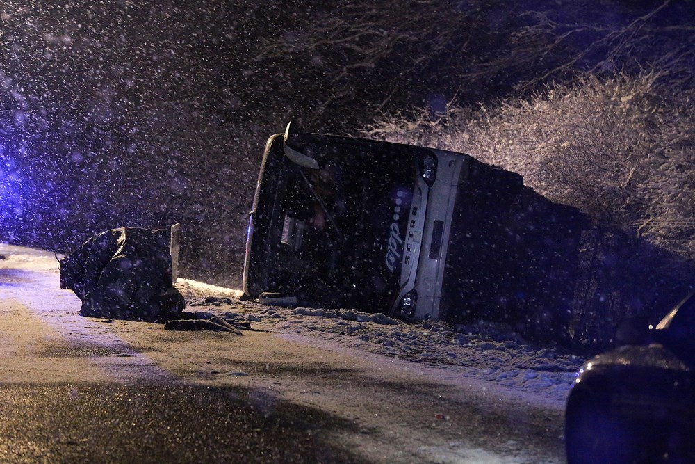 Prevrnuti autobus kod Jastrebarskog / (CROPIX)