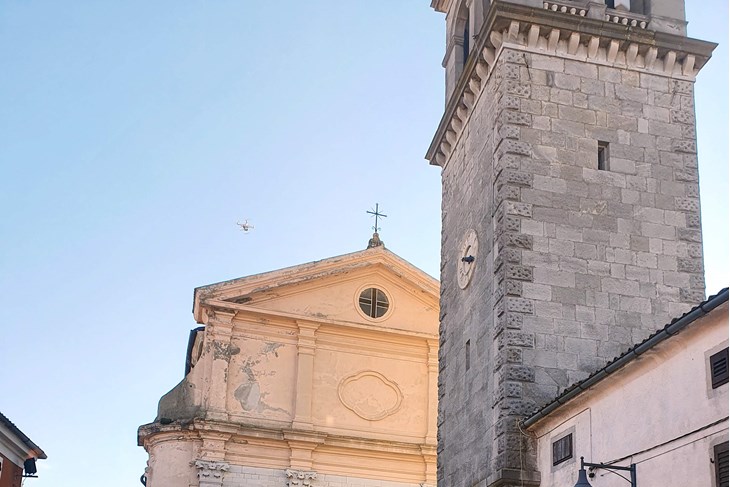 Zvonik su jučer pokušali snimiti dronom, omeo ih vjetar