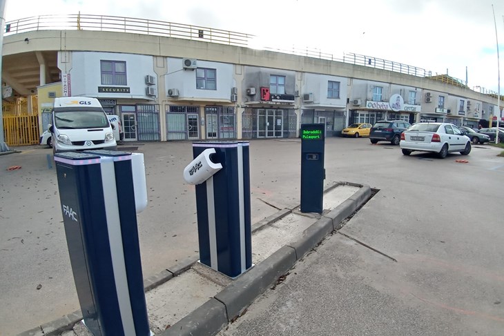Parkiraliste kod stadiona Aldo Drosina (snimila Duška PALIBRK)