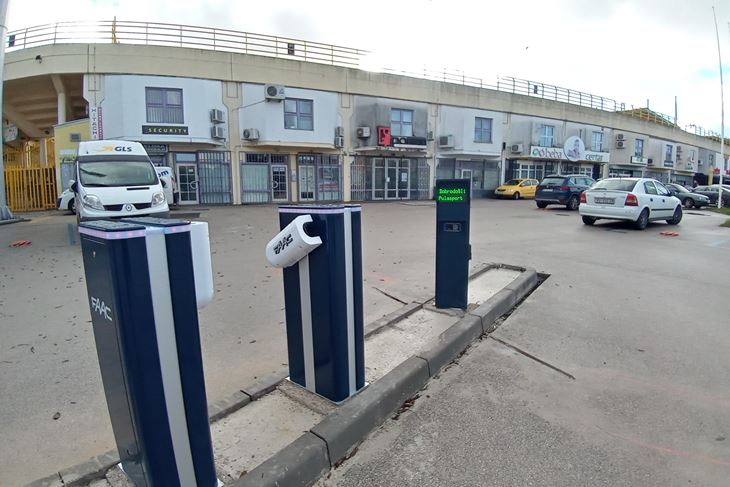 Parkiraliste kod stadiona Aldo Drosina (snimila Duška PALIBRK)