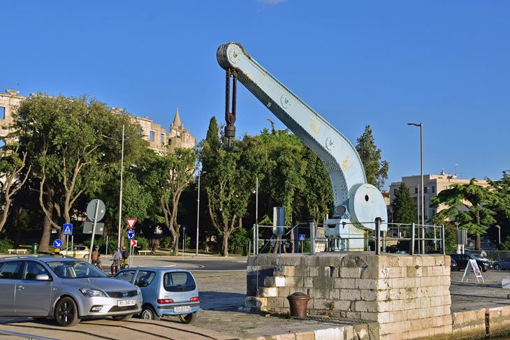 Dizalica na rivi (snimio Duško Marušić Čiči)