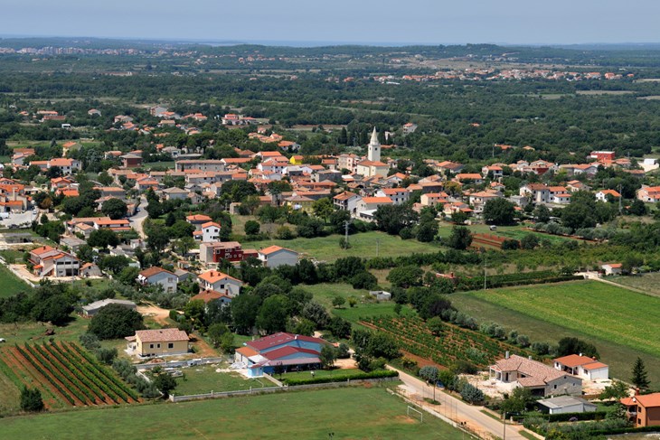 U Šišanu obnovljeni su škola i vrtić, asfaltiran je veći dio prometnica te je pokrenuta inicijativa zaštite krajobraza (Snimio Neven Lazarević)