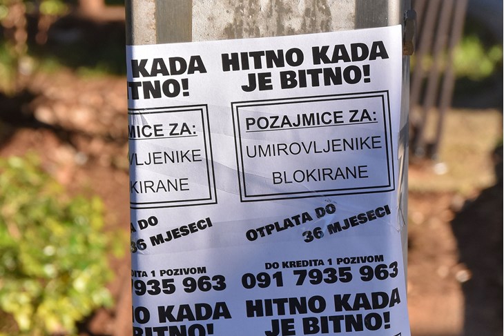 "Do kredita jednim pozivom", poručuje nepoznati kreditor nikom drugom nego umirovljenicima (Snimio Duško Marušić Čiči)