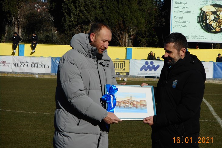 David Modrušan predaje prigodnu plaketu Nenadu Bjelici (Snimio Ivica Radetić)