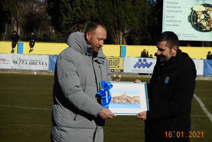 David Modrušan predaje prigodnu plaketu Nenadu Bjelici (Snimio Ivica Radetić)