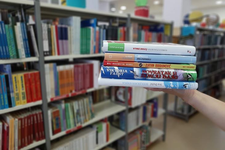 Članovi knjižnice zbog epidemioloških mjera mogu posuditi veći broj knjiga (do deset naslova) te naručiti željene naslove e-mailom ili telefonom koje mogu preuzeti u knjižnici bez čekanja