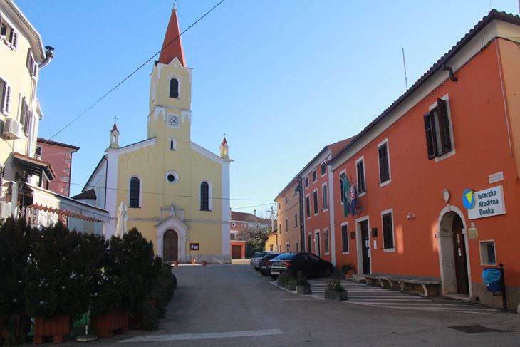 Priprema se projekt uređenja glavnog trga u Brtonigli (Snimio Luka Jelavić)