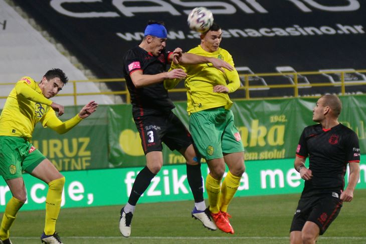 Aleksandar Jovičić i Adrian Fuentes u skoku pred golom Gorice (Snimio: Dejan Štifanić)
