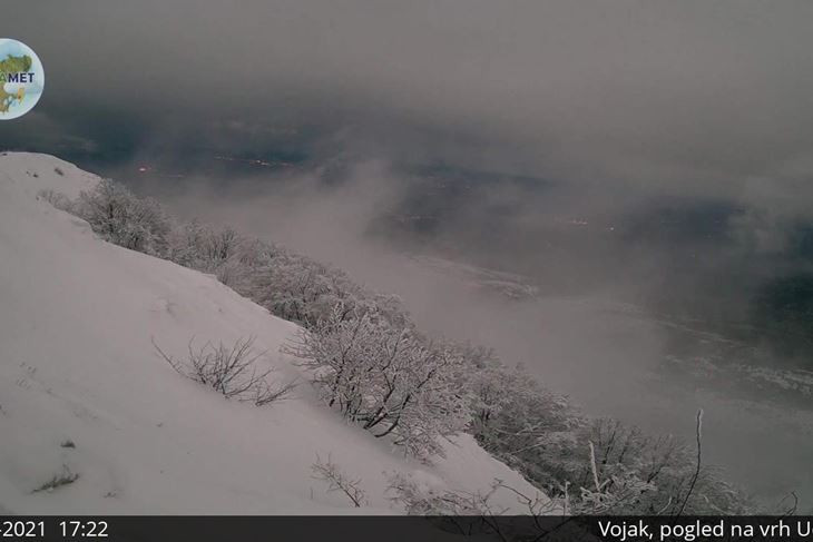 Zimski ugođaj večeras na vrhu Učke (Foto: Istramet webcam)
