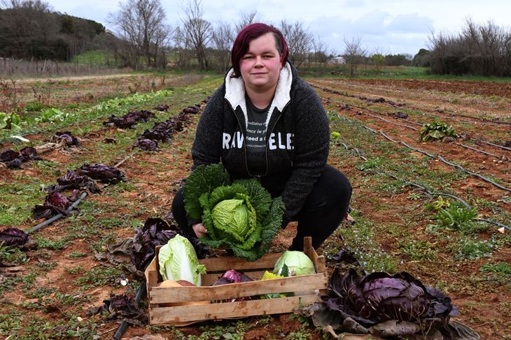 Sanja Čubrilo i košara s povrćem, pak choi je u gornjem lijevom kutu (Snimio Milivoj Mijošek)