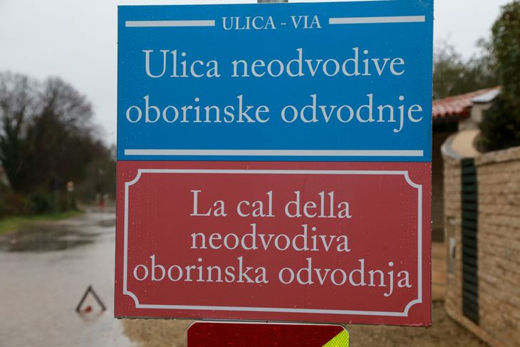 Dvojezično, kako drugačije kad je tabela u Šišanu (Snimio Goran Šebelić/Cropix )