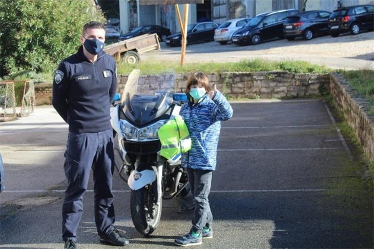 Mali Karol Odobašić s policajcem u Postaji prometne policije Pula (Foto PU istarska)