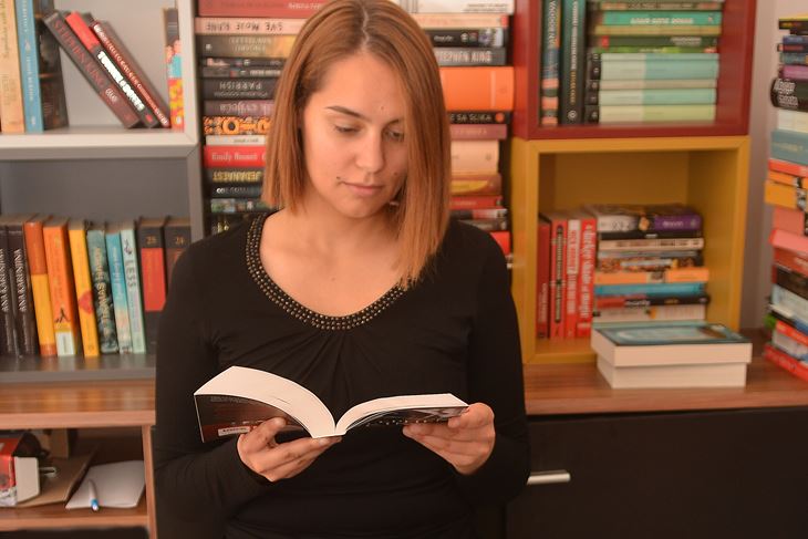 Pulska booktuberica Katarina Radetić ima svoj YouTube kanal "knjigajse" (Snimio: Danilo Memedović)Danilo MEMEDOVIĆ