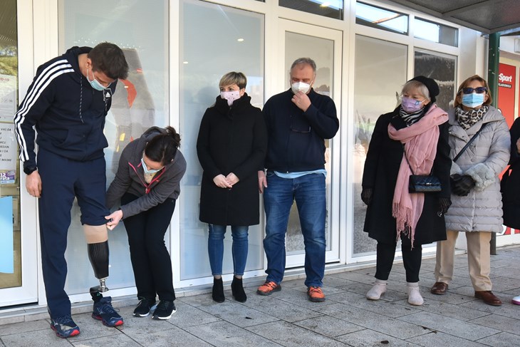 Mirsad s novim protetskim stopalom ispred tvrtke Ottobock u Šijani koja je izradila protezu te sudjelovala kao donator (Snimio Dučko Marušić Čiči)