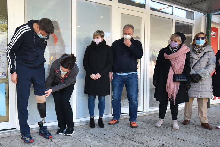 Mirsad s novim protetskim stopalom ispred tvrtke Ottobock u Šijani koja je izradila protezu te sudjelovala kao donator (Snimio Dučko Marušić Čiči)