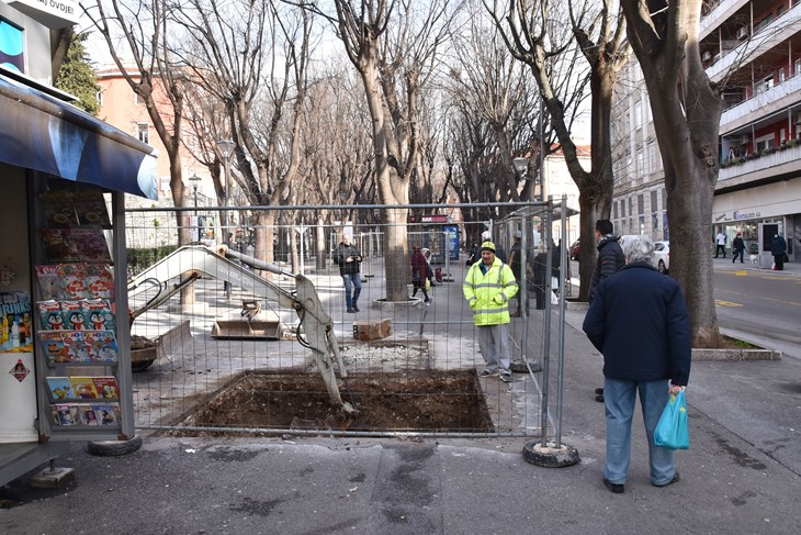 Jučer su strojevi iskopali široke temelje preko puta kafića koji sada vodi Matko Parlov (Snimio Dučko Marušić Čiči)