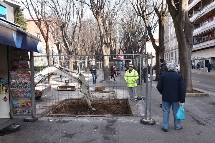 Jučer su strojevi iskopali široke temelje preko puta kafića koji sada vodi Matko Parlov (Snimio Dučko Marušić Čiči)