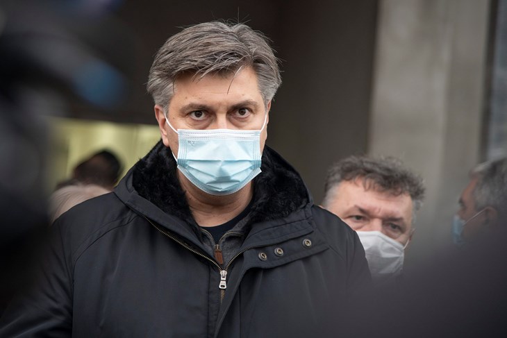 Glina, 050121. Andrej Plenkovic, Tomo Medved i gradonacelnik Gline Stjepan Kostanjevic u obilasku Drvnog centra Glina koji je dao svoje prostore za potrebe Crvenog kriza. Na fotografiji: Andrej Plenkovic. Foto: Ivana Nobilo / CROPIX