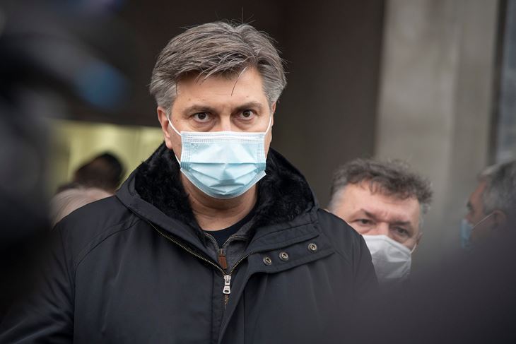 Glina, 050121. Andrej Plenkovic, Tomo Medved i gradonacelnik Gline Stjepan Kostanjevic u obilasku Drvnog centra Glina koji je dao svoje prostore za potrebe Crvenog kriza. Na fotografiji: Andrej Plenkovic. Foto: Ivana Nobilo / CROPIX