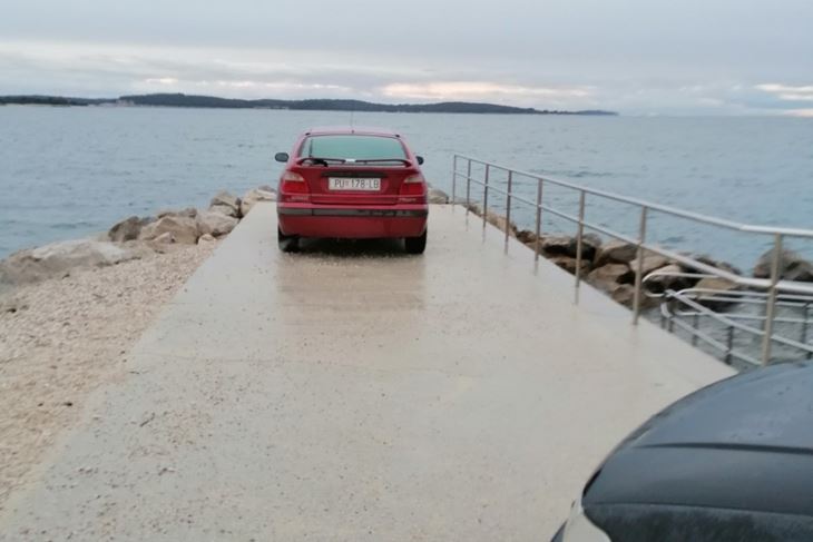 Čitateljice su nam poslale i fotografije - autom preko šetnice pa na rampu do mora