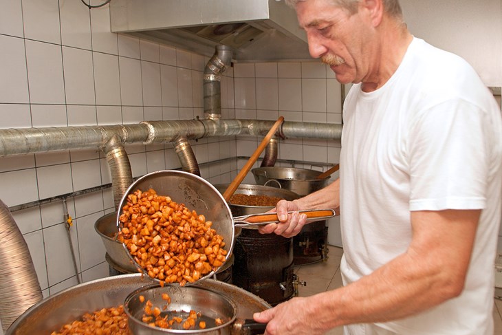 Za slaninu od koje se rade čvarci i masti trebaju svinje od oko 105 kilograma