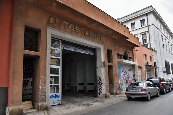 Već godinama zjapi prazan prostor pored stare autobusne stanice (Snimio Duško Marušić Čiči)