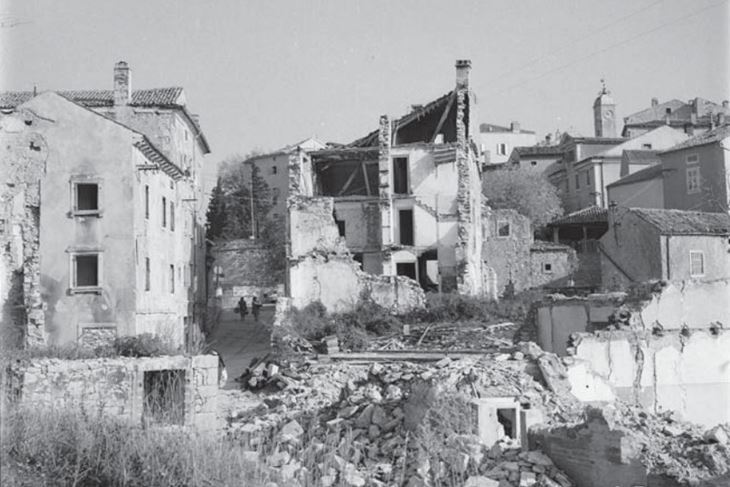 Razrušene kuće u nekadašnjoj Ulici palih boraca (pogled prema Starome gradu i glavnome gradskom trgu) (Arhiva Narodnog Muzeja Labin)